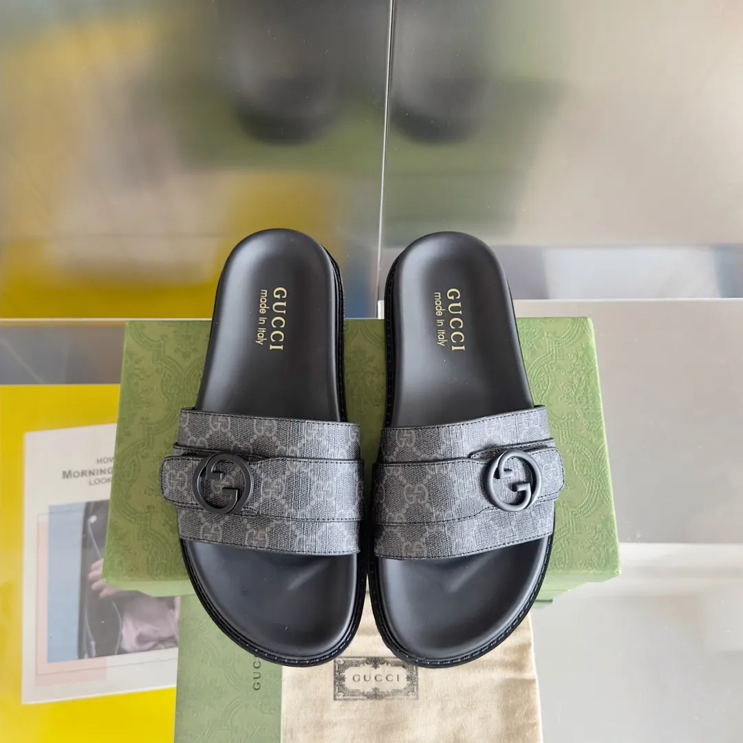 [G Home] Men's Men's Shoes💰: 300💰Size: 38-45 🆕2024Gucci Gucci Summer New Style Double G Presbyopia Flip-flops Cross Sandals Thick Sole Slippers Beach Shoes Original Purchase and Development Production G family's 2024 new summer dark horse items, fashion bloggers at home and abroad have put on the show, and it has become popular on social platforms at home and abroad. Fashionistas must pay for it, and they spend a lot of money to create ingenious craftsmanship and accurately restore every detail. Exquisite packaging at the delivery counter🛍📦 ▪️ Fabric: Original imported double G presbyopic leather ▪️ Lining: Original imported leather ▪️ Sole: Original open molded T men's shoes 💰U outsole ▪️ Bottom thickness: 3CM